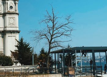 Dolmabahçe Camii’nin tarihî dokusuna zarar veren yapıyı İBB durdurdu