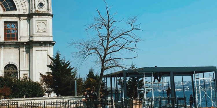 Dolmabahçe Camii’nin tarihî dokusuna zarar veren yapıyı İBB durdurdu