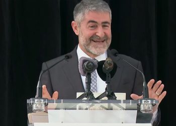 Dünya yazarı Aktaş'tan Bakan Nebati'ye: Yabancıya 'Bizim için hukuk ikinci planda, ne istersek yaparız' demiş olmadınız mı?