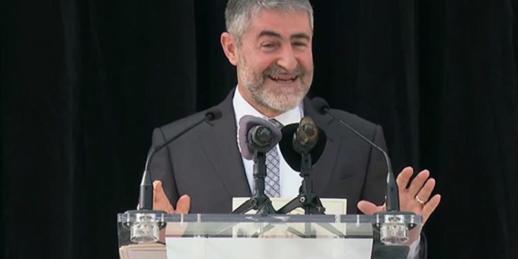 Dünya yazarı Aktaş'tan Bakan Nebati'ye: Yabancıya 'Bizim için hukuk ikinci planda, ne istersek yaparız' demiş olmadınız mı?