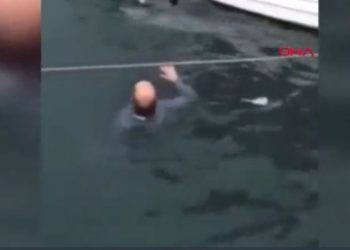 El ele tutuşarak denize atlayan çift kurtarıldı