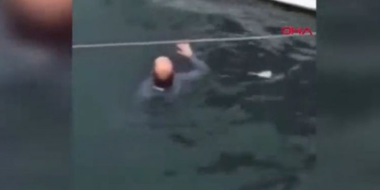 El ele tutuşarak denize atlayan çift kurtarıldı