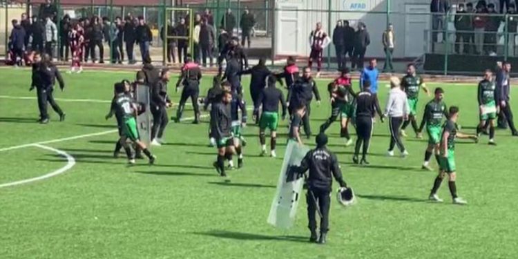 Elazığ'daki amatör lig maçında 18 kırmızı kart çıktı