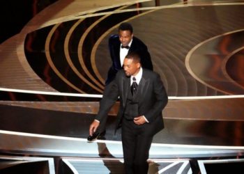 En iyi oyuncu ödülünü alan Will Smith, sahnede Chris Rock’a tokat attı