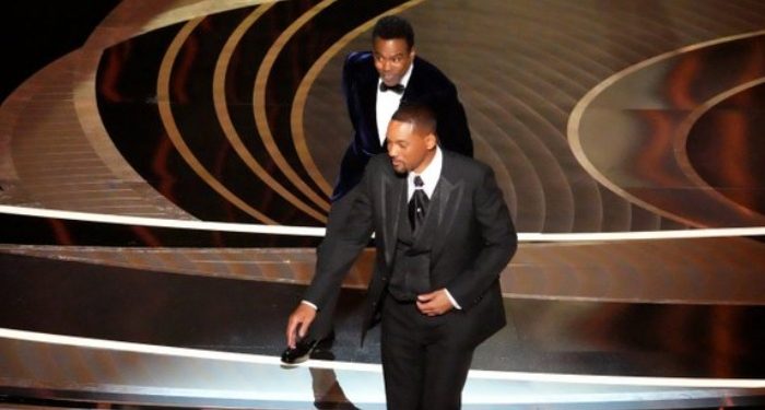 En iyi oyuncu ödülünü alan Will Smith, sahnede Chris Rock’a tokat attı