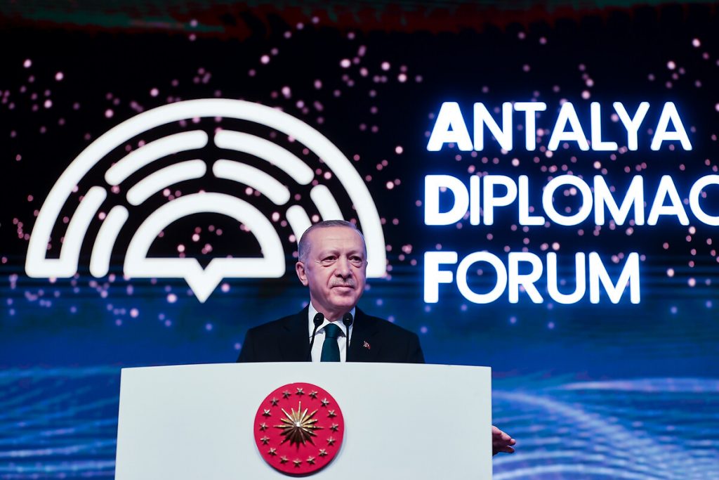 Erdoğan: Orkestra şefi Putin’in arkadaşı olduğu için görevden alınıyor, insanlık bunlara layık değil