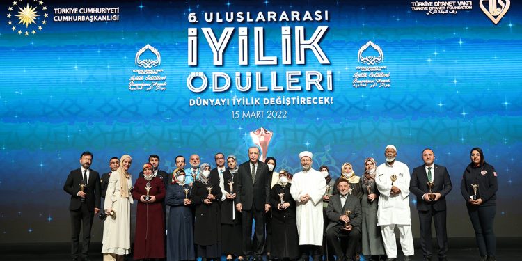 Erdoğan: Mültecileri göndermeyeceğiz, gelenlere kucak açacağız