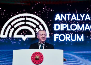 Erdoğan: Orkestra şefi Putin’in arkadaşı olduğu için görevden alınıyor, insanlık bunlara layık değil