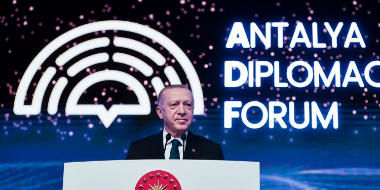 Erdoğan: Orkestra şefi Putin’in arkadaşı olduğu için görevden alınıyor, insanlık bunlara layık değil