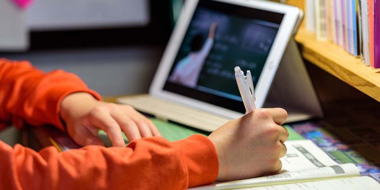 Erdoğan ‘2 milyon’ demişti: Öğrencilere 680 bin adet tablet dağıtılmış