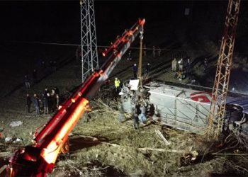 Erzincan'da yolcu otobüsü şarampole devrildi: 2 ölü, 31 yaralı