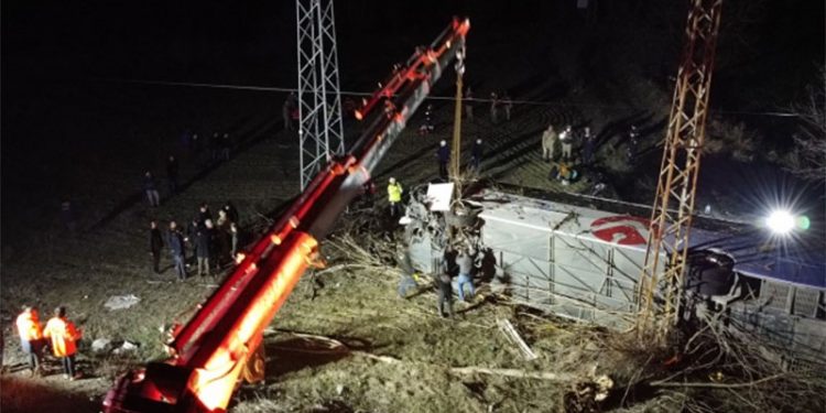 Erzincan'da yolcu otobüsü şarampole devrildi: 2 ölü, 31 yaralı