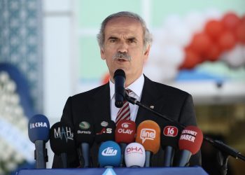 Eski AKP’li başkan korumasını vurdu