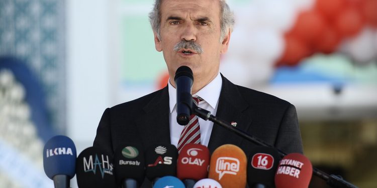 Eski AKP’li başkan korumasını vurdu