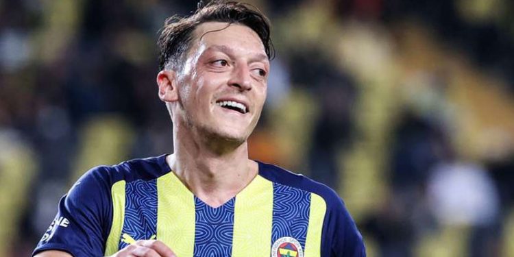 Eski takım arkadaşından Mesut Özil itirafı: Herkesle sorunluydu