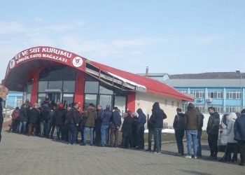 Et ve Süt Kurumu mağazalarının önünde kuyruklar uzadıkça uzadı