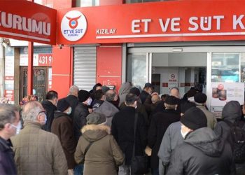 Et ve Süt Kurumu mağazası önünde numaratörlü kuyruk