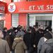 Et ve Süt Kurumu mağazası önünde numaratörlü kuyruk