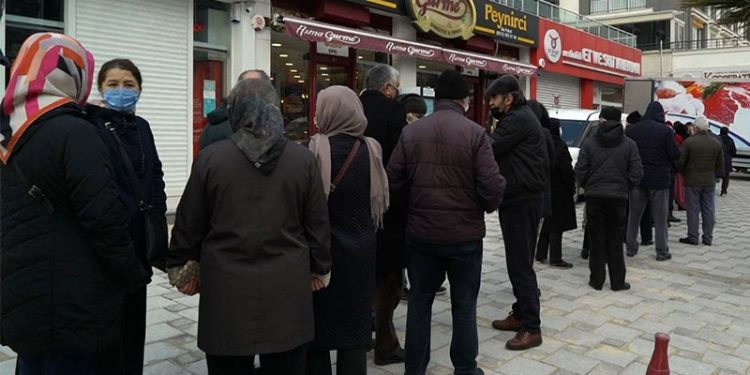 Ete yapılan yüzde 48 zam sonrası kuyruğa giren yurttaşlar: Bize bunu yaptıranlar utansın