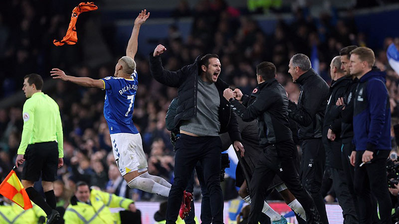 Everton'da son dakika golüne sevinen menajer Frank Lampard elini kırdı