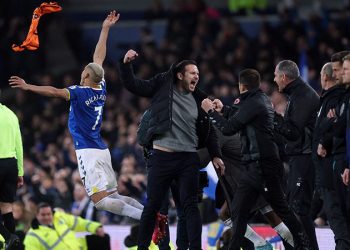 Everton'da son dakika golüne sevinen menajer Frank Lampard elini kırdı