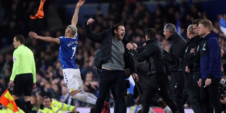 Everton'da son dakika golüne sevinen menajer Frank Lampard elini kırdı