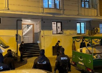 Eşini ve komşunu öldürdükten sonra intihar etti