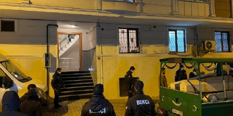 Eşini ve komşunu öldürdükten sonra intihar etti