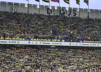 Fenerbahçe tribünlerinde öfke seli; TFF ve hükûmete protesto