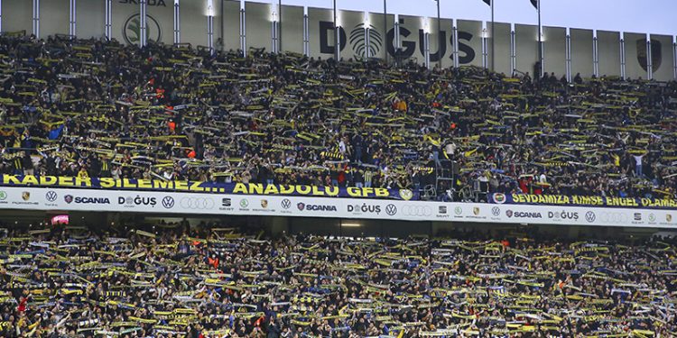 Fenerbahçe tribünlerinde öfke seli; TFF ve hükûmete protesto
