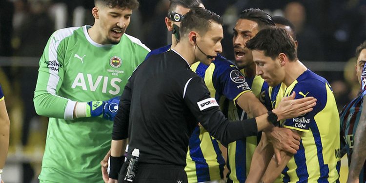 Fenerbahçe'den Trabzonspor maçının devre arasında hakem açıklaması