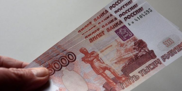 Fitch: Rusya yaptırımlar yüzünden yakında borçlarını ödeyemez hale gelebilir