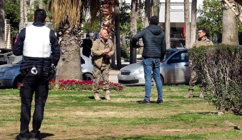 Görevinden uzaklaştırılan özel harekat polisi eşinin silahını alıp parkta ateş açtı