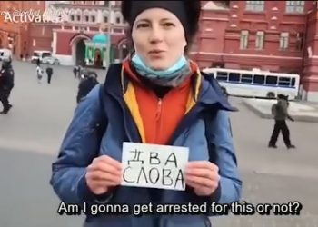 Gazetecilere ‘iki kelime’ gösterdi, anında gözaltına alındı