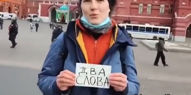 Gazetecilere ‘iki kelime’ gösterdi, anında gözaltına alındı