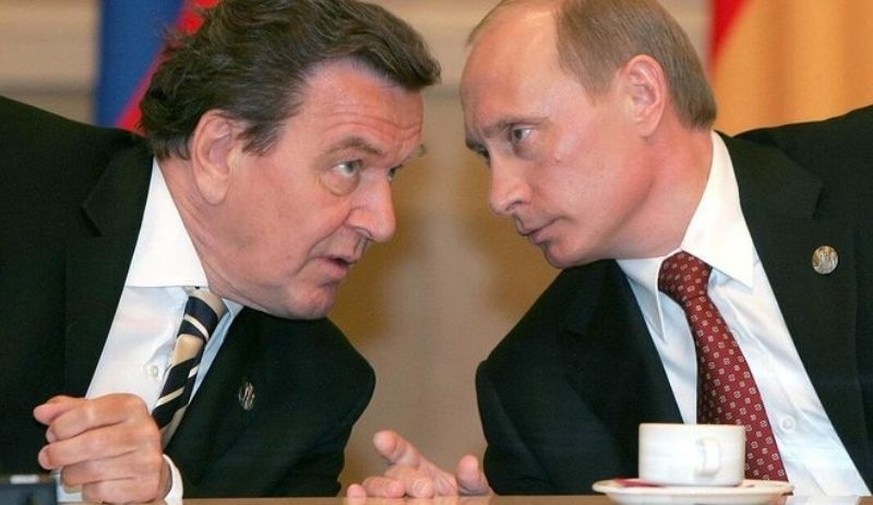 Gerhard Schröder barış için Putin’le görüşmeye gitti