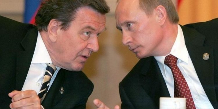 Gerhard Schröder barış için Putin’le görüşmeye gitti