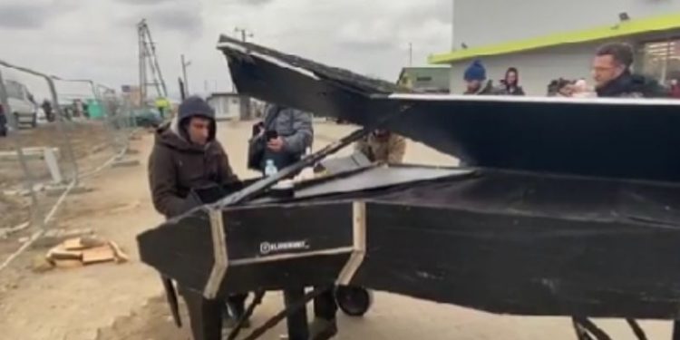 'Gezi'nin sembol ismi piyanist Davide Martello bu kez Ukrayna sınırında