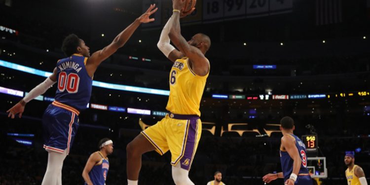 Golden State Warriors potasına 56 sayı bırakan Lebron James tarihe geçti