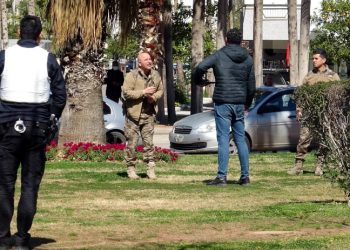 Görevinden uzaklaştırılan özel harekat polisi eşinin silahını alıp parkta ateş açtı