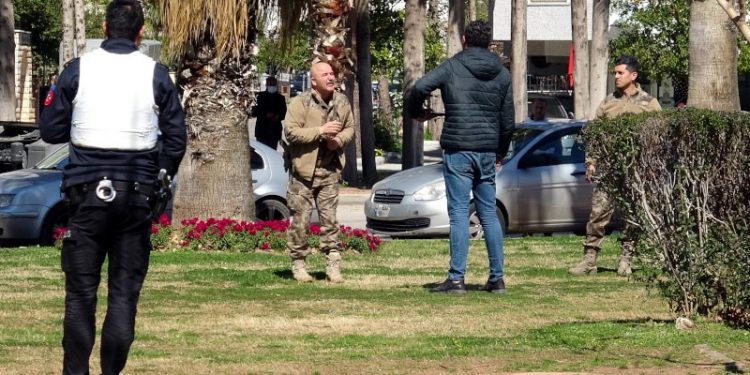 Görevinden uzaklaştırılan özel harekat polisi eşinin silahını alıp parkta ateş açtı