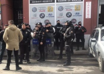 HDP Kartal ilçe binasına polis baskını