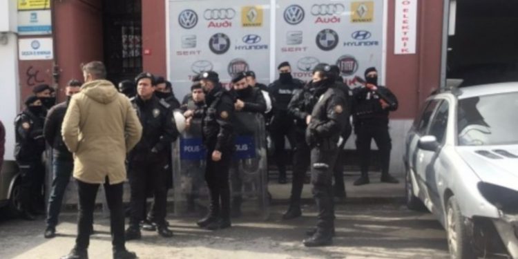 HDP Kartal ilçe binasına polis baskını