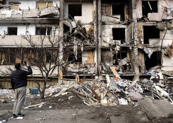 Hacker grubu Anonymous, Rus devlet televizyonunu hackleyip savaş görüntülerini yayınladı