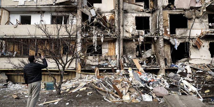 Hacker grubu Anonymous, Rus devlet televizyonunu hackleyip savaş görüntülerini yayınladı