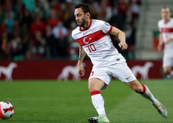 Hakan Çalhanoğlu'ndan 3'lü savunma yorumu
