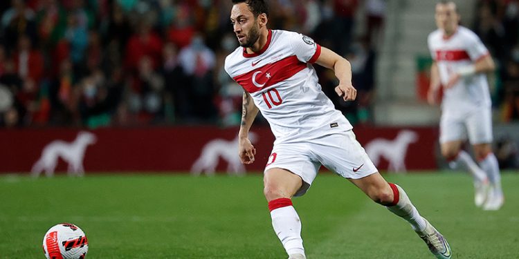 Hakan Çalhanoğlu'ndan 3'lü savunma yorumu
