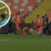 Hakem aynı futbolcuya 5 saniye içerisinde 3 kart gösterdi, saha karıştı