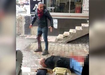 Hakkari'de amca-yeğen sokak ortasında birbirini bıçakladı