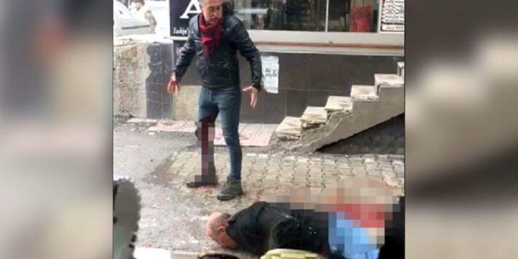 Hakkari'de amca-yeğen sokak ortasında birbirini bıçakladı